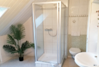 Bad mit Dusche in der FeWo